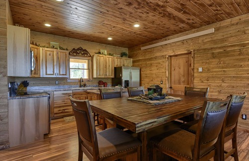 Deadwood Cabina | Vistas espectaculares desde esta casa recién construida de 3BR Hilltop fuera de Deadwood