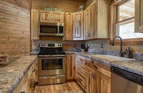 Deadwood Cabina | Vistas espectaculares desde esta casa recién construida de 3BR Hilltop fuera de Deadwood