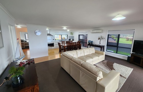 West Coast Tasmania Casa | Spectacular views of Macquarie Harbour from your very own private deck!