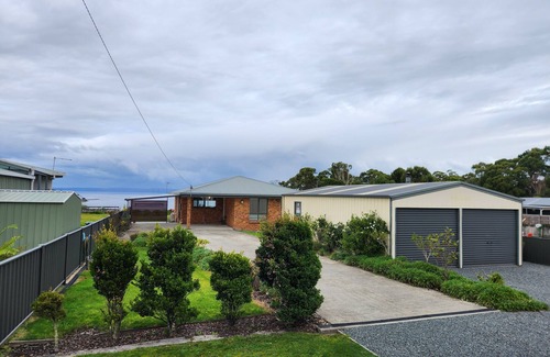 West Coast Tasmania Casa | Spectacular views of Macquarie Harbour from your very own private deck!