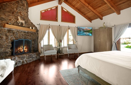 Santa Ynez Casa | Spectacular Vineyard Estate with Towering Palm Trees and Picturesque Vines!