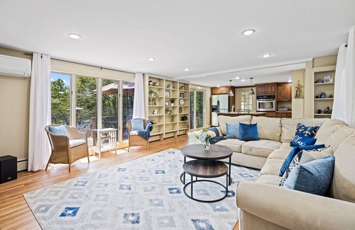 South Yarmouth Casa | Spectacular Waterfront Pond Views,Hot Tub,Deck, Kayak, Fish Private Dock Dogs OK