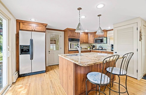 South Yarmouth Casa | Spectacular Waterfront Pond Views,Hot Tub,Deck, Kayak, Fish Private Dock Dogs OK