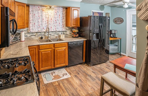 Speedway Casa | Speedway Pit Stop Bungalow in the heart of Speedway. Walk to IMS, & Restaurants
