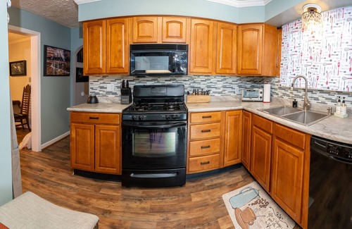 Speedway Casa | Speedway Pit Stop Bungalow in the heart of Speedway. Walk to IMS, & Restaurants