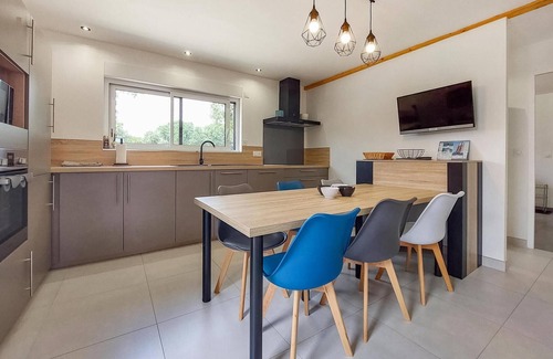 Rohan Casa | Spend a peaceful holiday in this stylishly renovated holiday home.