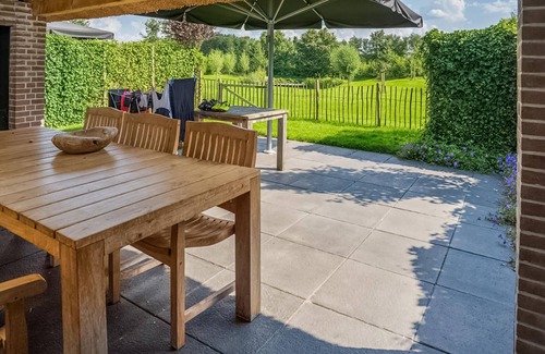 Dwingeloo Casa | Spend a relaxing family vacation in this comfortable vacation home with outdoor wellness.