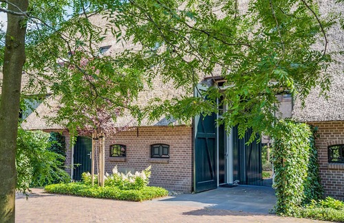 Dwingeloo Casa | Spend a relaxing family vacation in this comfortable vacation home with outdoor wellness.