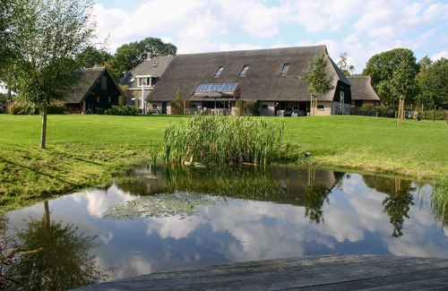 Dwingeloo Casa | Spend a relaxing family vacation in this comfortable vacation home with outdoor wellness.