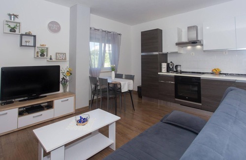 Mejasi Casa | Spend a relaxing vacation in this beautiful semi-detached house with swimming pool.