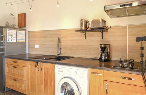 Saint-Martin-de-Crau Apartamento | Spend a vacation close to nature in this inviting vacation apartment.