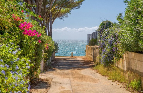 Eraclea Minoa Apartamento | Spend a wonderful vacation by the sea in this bright and stylish vacation apartment.