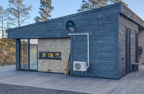 Kragero Casa | Spend an idyllic island vacation in this enchanting vacation home by the fjord.