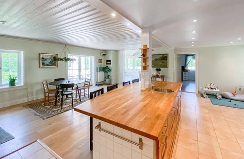 Nashulta Casa | Spend an unforgettable time in this charming Swedish wooden house by the lake.