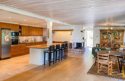 Nashulta Casa | Spend an unforgettable time in this charming Swedish wooden house by the lake.