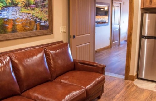 Cartersville Condominio | Spend the 4th in the Smokies. Top of mountain view to downtown fireworks.