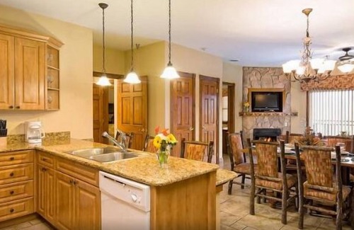 Cartersville Condominio | Spend the 4th in the Smokies. Top of mountain view to downtown fireworks.