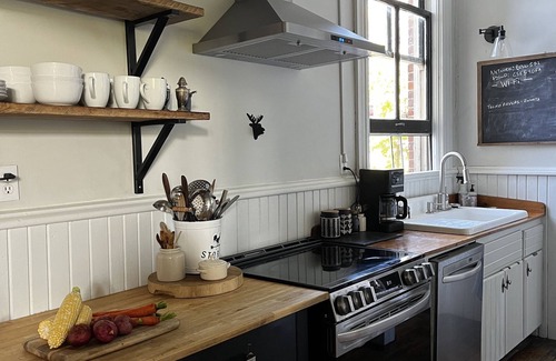 Flesherton Casa | Spend the holidays in the beautiful Beaver Valley at the Vandeleur Schoolhouse.
