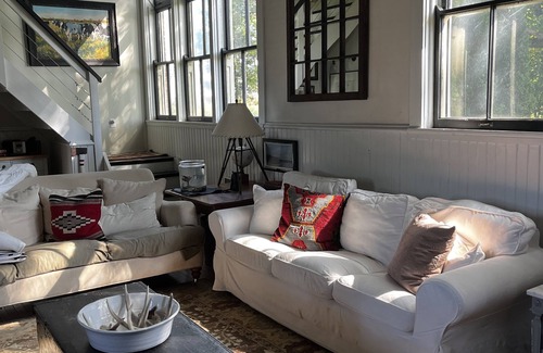 Flesherton Casa | Spend the holidays in the beautiful Beaver Valley at the Vandeleur Schoolhouse.