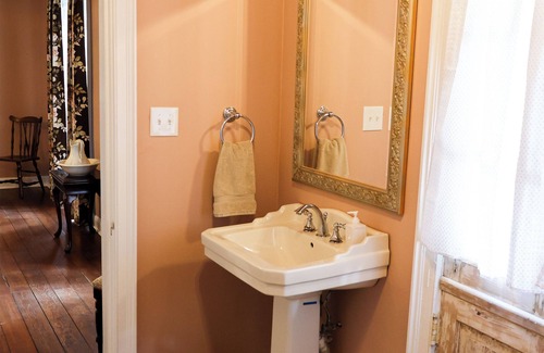 Destrehan Cama Y Desayuno | Spend the night in one of the South's oldest historic homes!
