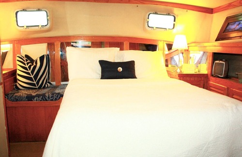 Waterfront Cama Y Desayuno | Spend the Night on a Yacht!