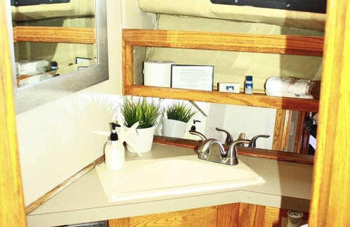Waterfront Cama Y Desayuno | Spend the Night on a Yacht!