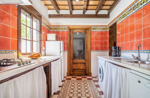 Prado del Rey Casa | Spend the vacation in this inviting cottage with magnificent mountain panorama.