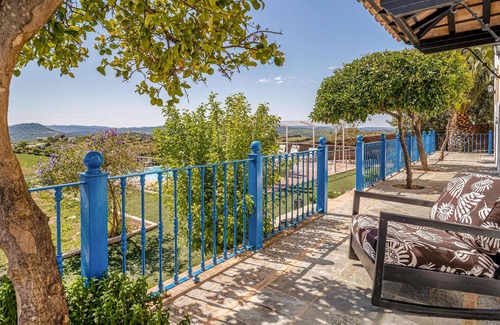 Prado del Rey Casa | Spend the vacation in this inviting cottage with magnificent mountain panorama.