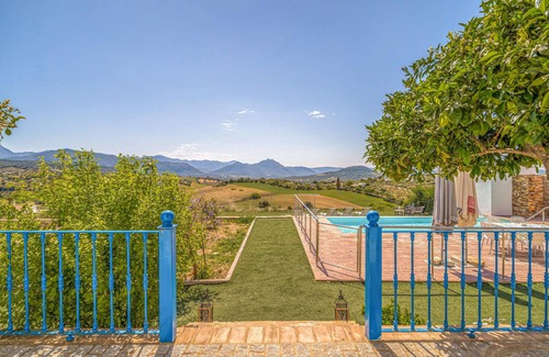 Prado del Rey Casa | Spend the vacation in this inviting cottage with magnificent mountain panorama.