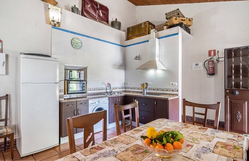 Prado del Rey Casa | Spend the vacation in this inviting cottage with magnificent mountain panorama.