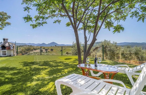 Prado del Rey Casa | Spend the vacation in this inviting cottage with magnificent mountain panorama.