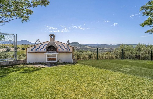 Prado del Rey Casa | Spend the vacation in this inviting cottage with magnificent mountain panorama.