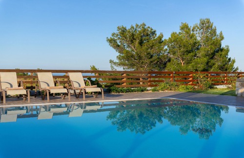 Afandou Villa | Sperveri Enalio Villas - Casa de piedra con vistas al mar Villa con una gran piscina privada