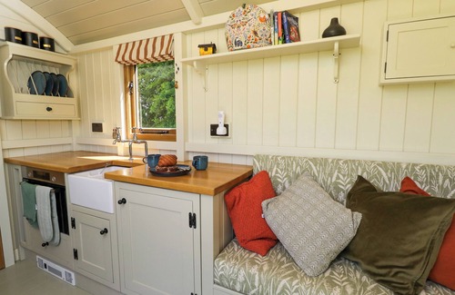 South Leigh Cabaña | SPINDLE, with pool in Witney