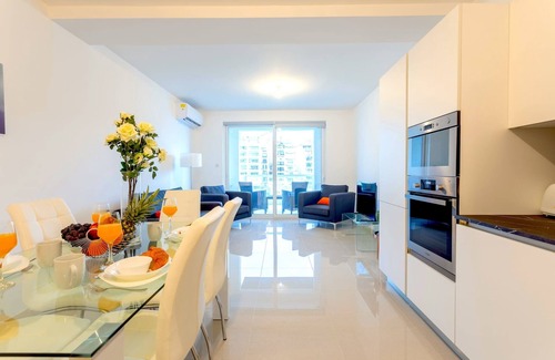 St. Julian's Apartamento | Spinola Bay 2BR flat with Sea Views & Terrace