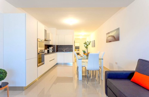 St. Julian's Apartamento | Spinola Bay 2BR flat with Sea Views & Terrace