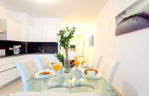 St. Julian's Apartamento | Spinola Bay 2BR flat with Sea Views & Terrace
