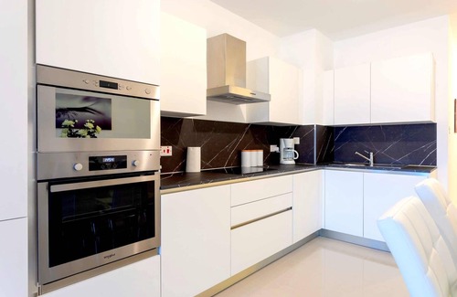 St. Julian's Apartamento | Spinola Bay 2BR flat with Sea Views & Terrace