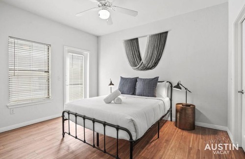 West Campus Apartamento | Spiral Stairs to Loft Bedroom Balcony with Shade