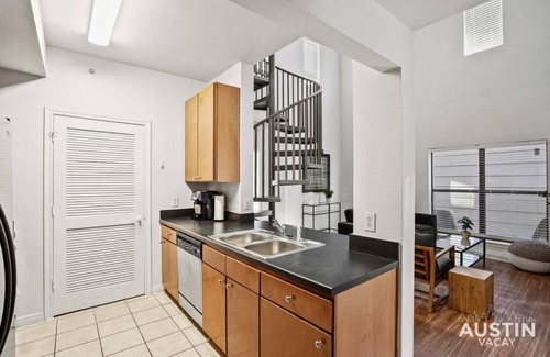 West Campus Apartamento | Spiral Stairs to Loft Bedroom Balcony with Shade