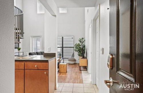 West Campus Apartamento | Spiral Stairs to Loft Bedroom Balcony with Shade