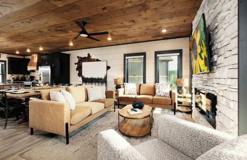 Wears Valley Cabina | Splash at the Resort Waterpark, Unwind Fireside & Soak in the Hot Tub - Lazzee River Getaway