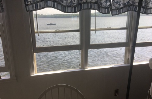 Laconia Casa | NO PUEDE ACERCARSE AL AGUA! LAKE FRONT HOME BOAT HOUSE Y BOAT SLIPS LG DOCK!