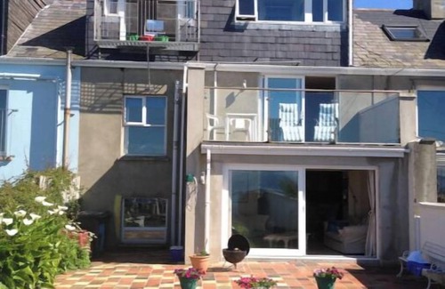Bangor Cabaña | Splash Cottage Beach house with sea touching back garden