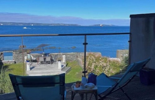 Bangor Cabaña | Splash Cottage Beach house with sea touching back garden