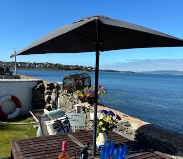Bangor Casa | Splash Cottage beach house with Sea lapping Garden