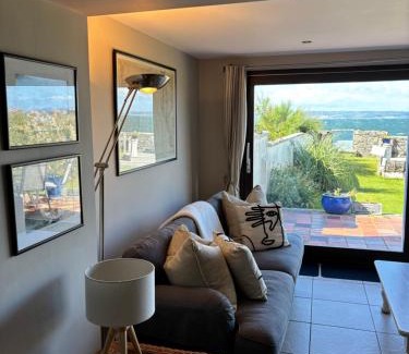 Bangor Casa | Splash Cottage beach house with Sea lapping Garden