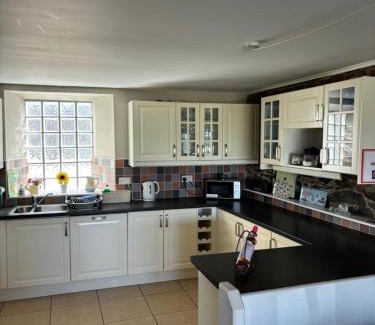 Bangor Casa | Splash Cottage beach house with Sea lapping Garden