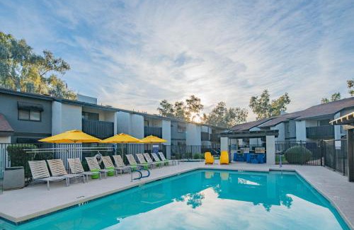 Paradise Valley Village Apartamento | Splash Into Family Fun! Kid-Friendly, King Beds & Parking - C254
