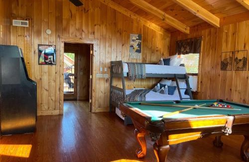 Chalet Village Chalet De Esquí | Splashtacular: Indoor Pool~Gorgeous Views~HotTub~GameRoom~Resort